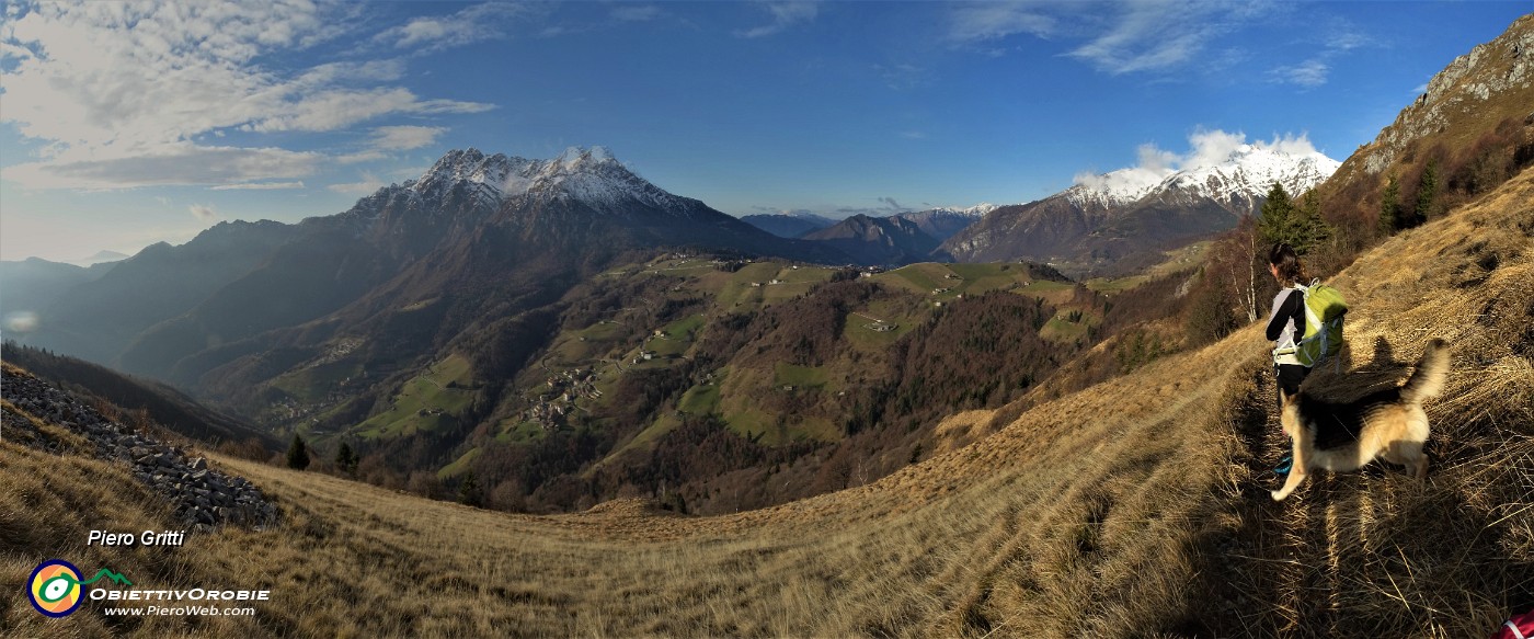 17 Vista panoramica, usciti dal bosco. In alto Alben a sx, Colle di Zambla al centro, Menna a dx, in basso Valle del Riso.jpg